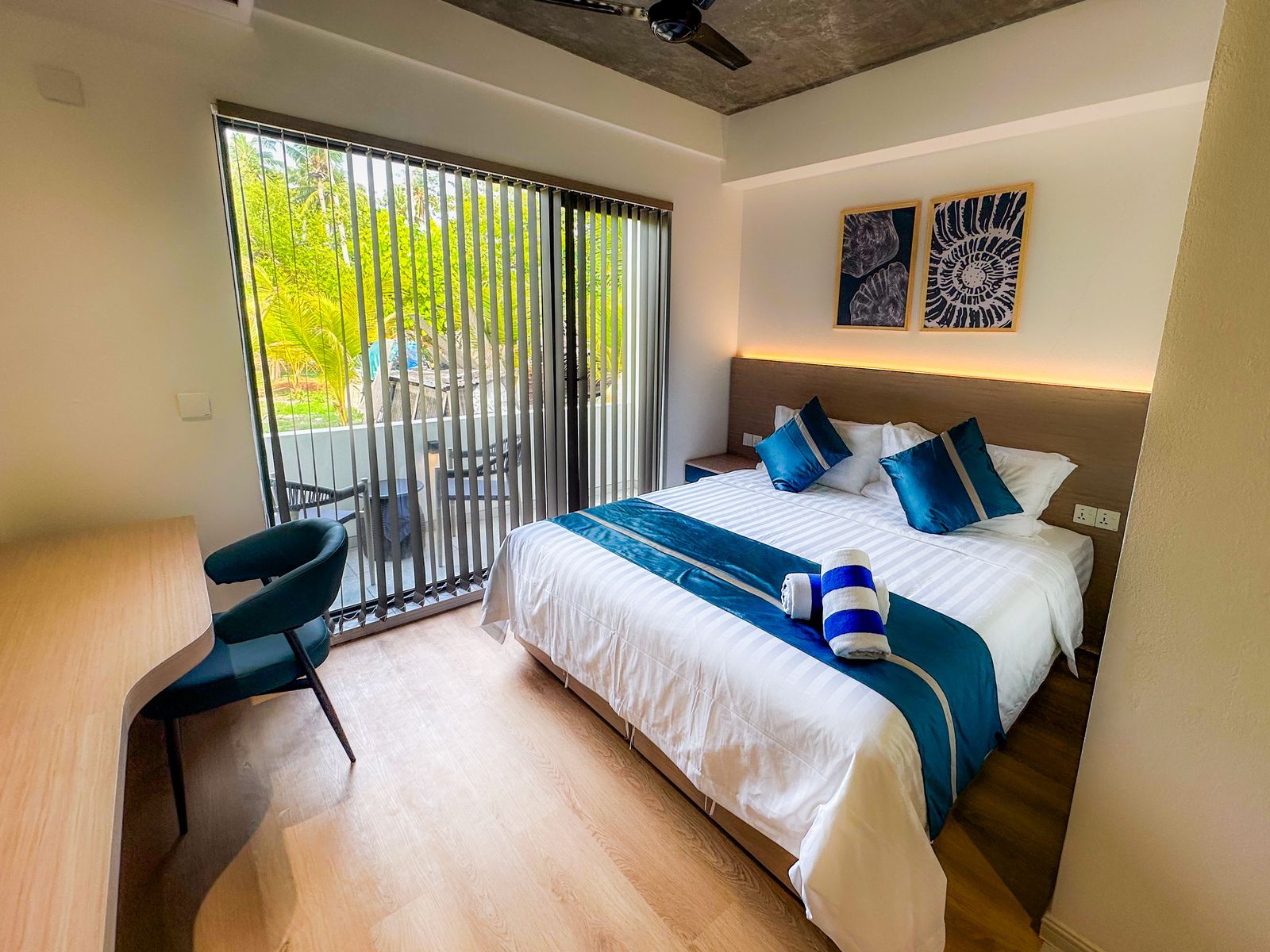 Deluxe room with writing desk and doors onto the balcony